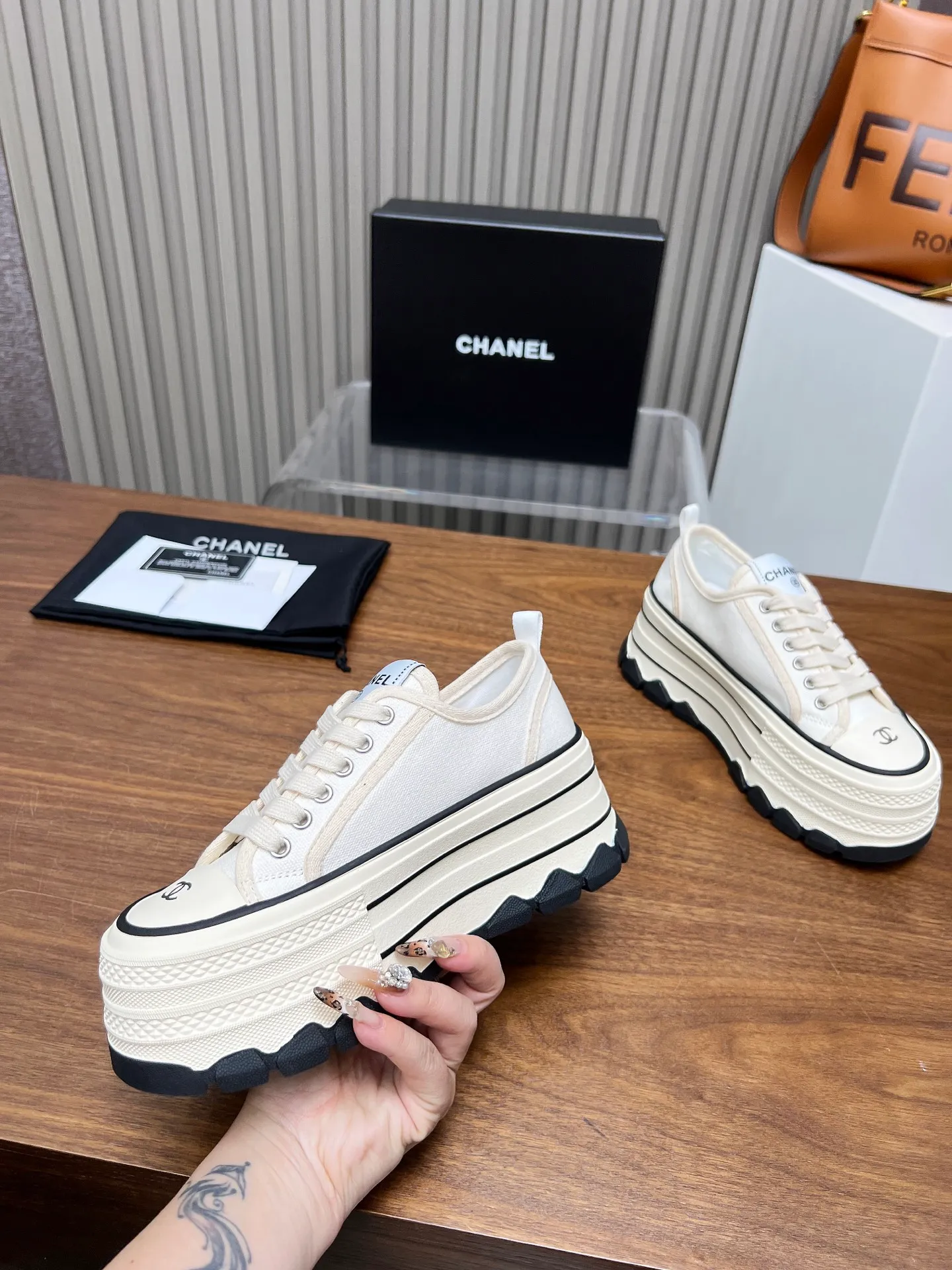 👟👟Ex-factory price 460👟👟 Top version, original quality! ! ! Chanel Chanel - 2025 biscuit shoes, the top casual sports shoes in the counter. This classic design; the style of the upper is made of various craftsmanship; the outsole is fashionable and sporty; the unusual inclusion of a variety of color matching elements... The diversified mix and match is very beautiful and versatile, casual, fashionable, sports and outdoor can be taken into account... ꫛꫀꪝ Go➫ Material: ❶Upper made of: original canvas ❷Inside made of: sheepskin ❸Outsole based on: Original TPU combination outsole, counter quality packaging, complete set for women 35–40